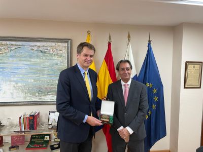 El embajador de Reino Unido para España y Andorra visita la Cámara