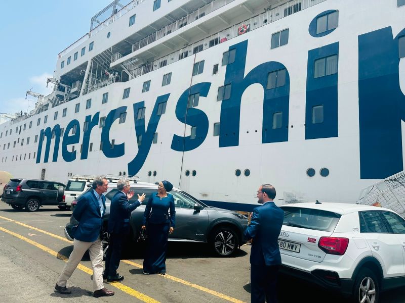 Luis Padrón acompaña a la embajadora de Ghana en su visita al buque hospital Global Mercy