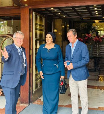 Luis Padrón acompaña a la embajadora de Ghana en su visita al buque hospital Global Mercy