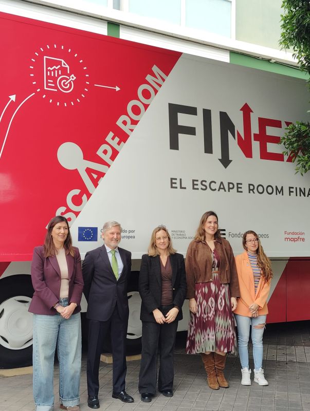 FINEXIT, el escape room que desafía la educación financiera de estudiantes de FP, se detiene en Gran Canaria