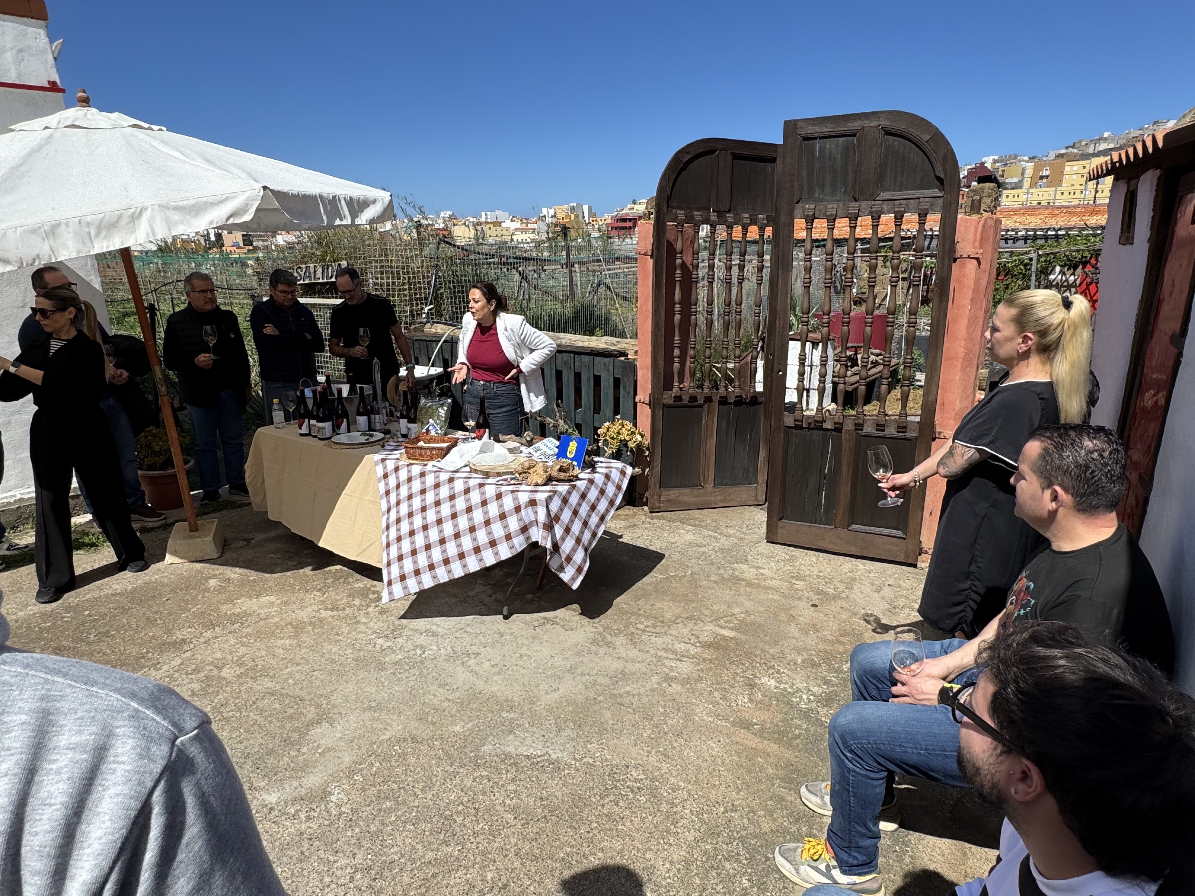 Una veintena de cocineros y profesionales de sala recorren el norte de Gran Canaria para conocer de primera mano el producto local